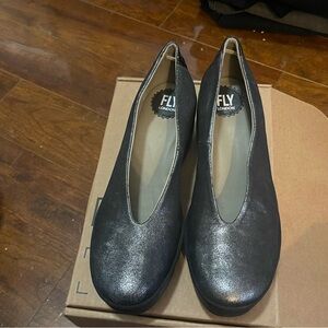 New Beso Wedge Shoe
Leather Shoe (ID: A158265)
Designed by Fly London size 40